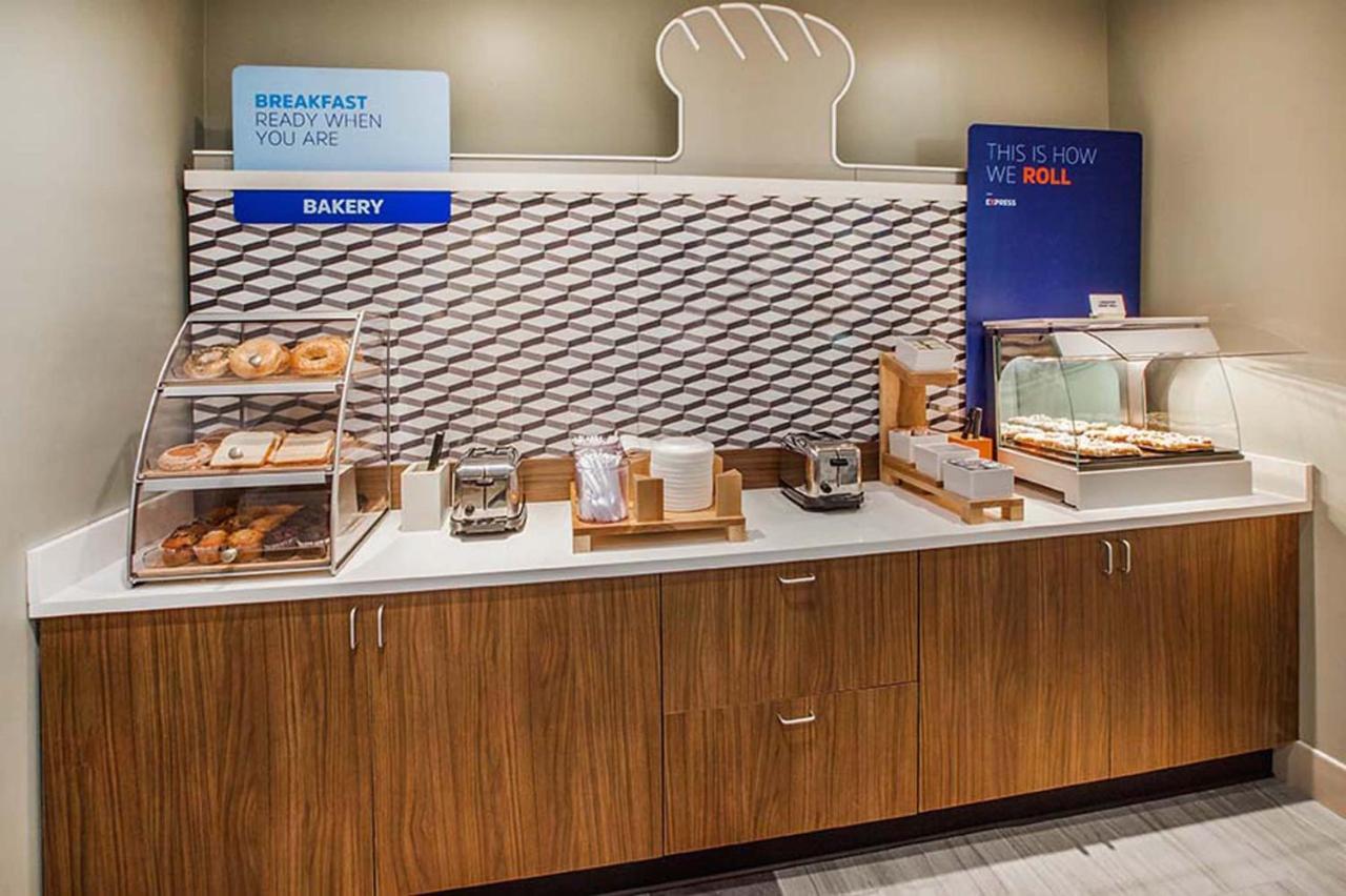 Holiday Inn Express East Peoria - Riverfront By Ihg Экстерьер фото